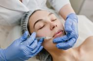 The usage of DIY lip fillers are on the rise following a very popular social media trend (Image via freepik)